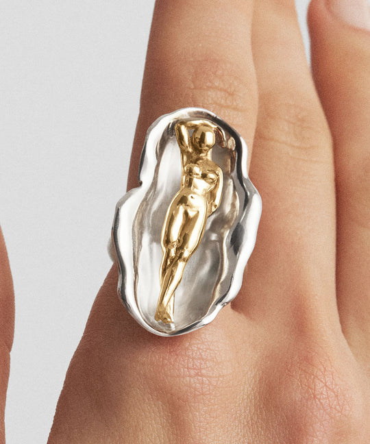 Modelo usando anel em prata 925 e banho de ouro 18k de vênus em uma concha