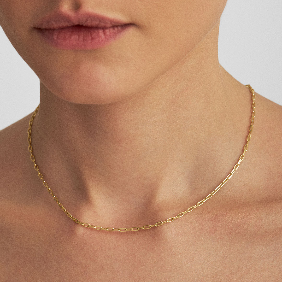 Modelo usando corrente cartier de 40cm em prata 925 com banho de ouro 18k