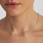 Modelo usando corrente cartier de 40cm em prata 925