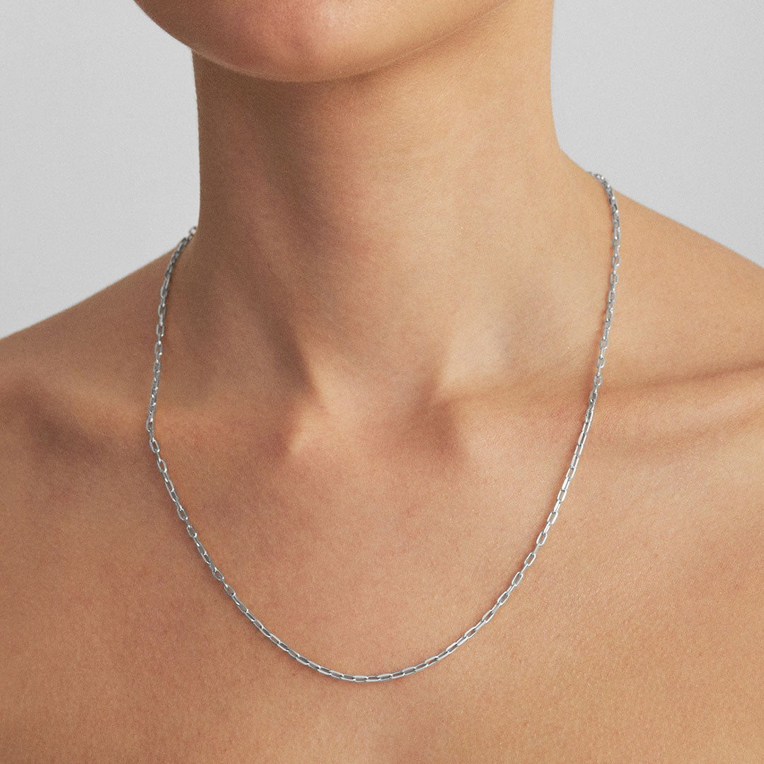 Modelo usando corrente cartier de 50cm em prata 925