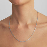 Modelo usando corrente cartier de 50cm em prata 925