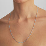 Modelo usando corrente cartier de 60cm em prata 925