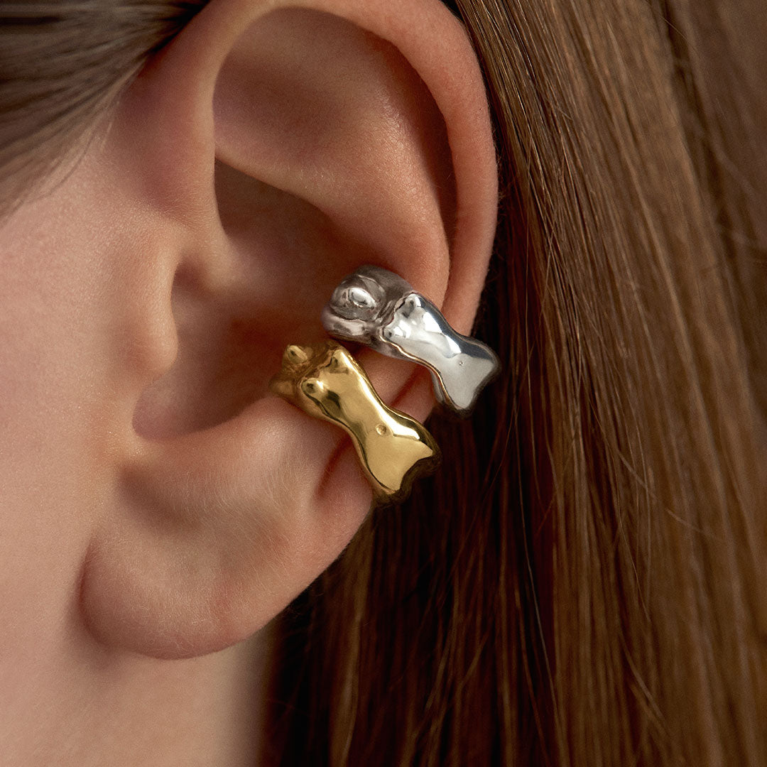 Modelo usando earcuffs em prata 925 com banho de ouro 18k de corpos femininos