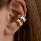 Modelo usando earcuffs em prata 925 com banho de ouro 18k de corpos femininos