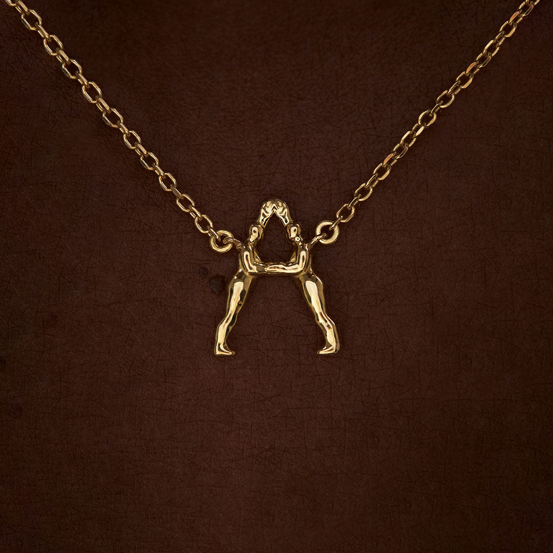 Colar em ouro 18k de inicial personalizável com letra em forma de corpos femininos
