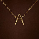 Colar em ouro 18k de inicial personalizável com letra em forma de corpos femininos