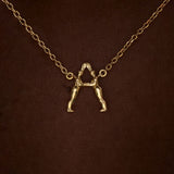 Colar em ouro 18k de inicial personalizável com letra em forma de corpos femininos