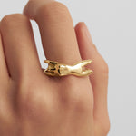 Modelo usando anel em ouro 18k de corpo feminino com esmeralda