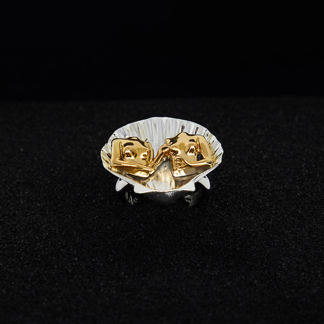 Anel Paola Vilas de prata 925 com banho de ouro 18k de concha com mulheres