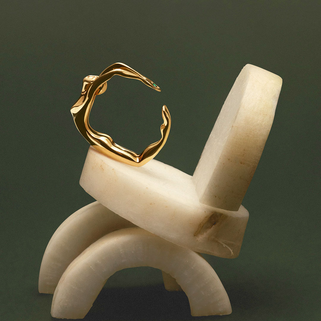 Anel em ouro 18k de corpo feminino com esmeralda cravejada