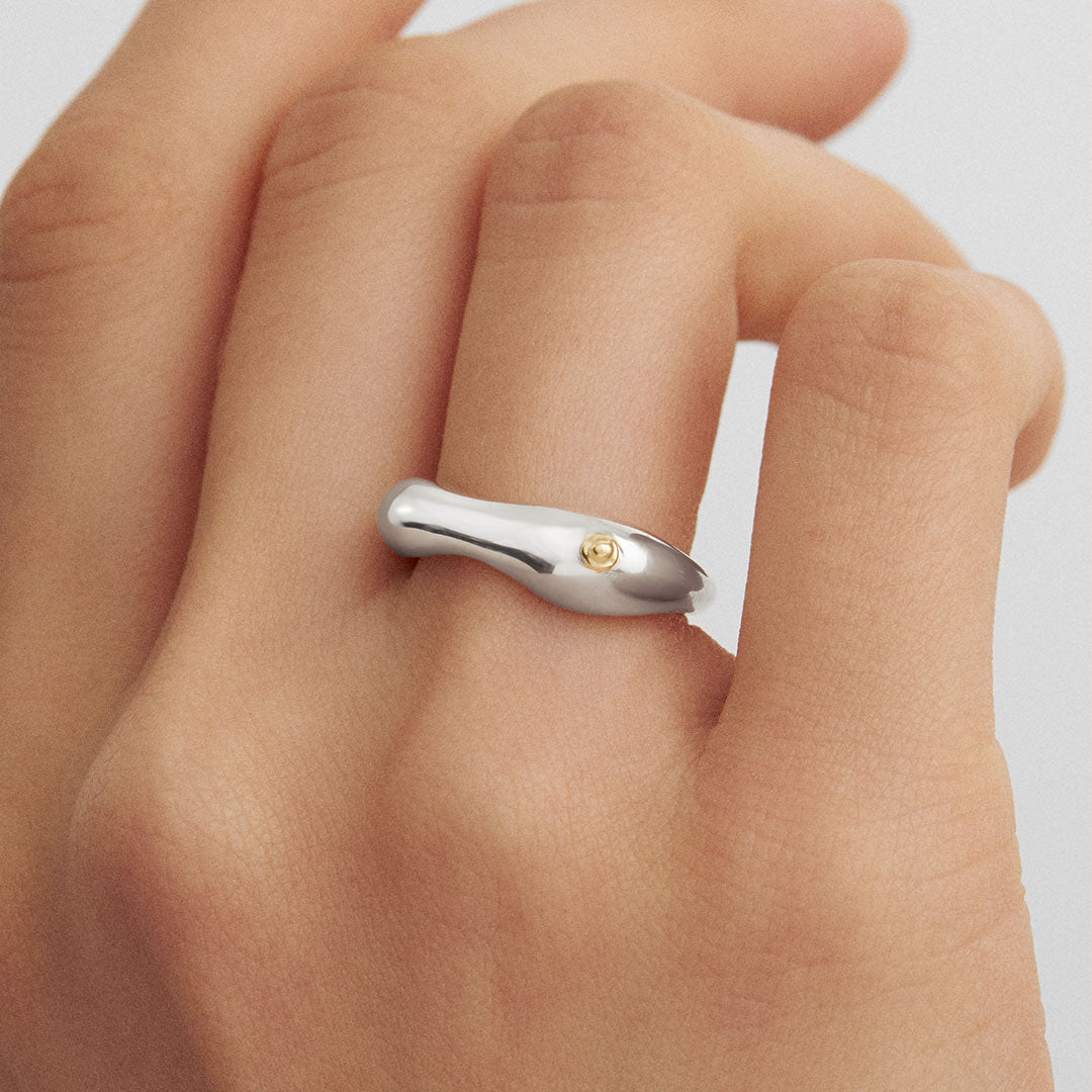 Modelo usando anel orgnânico de mamilo em prata 925 com banho de ouro 18k