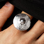 Modelo usando anel de mamilo em prata 925