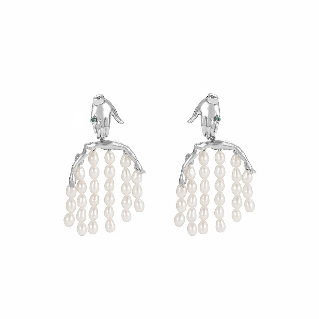 Brinco Paola Vilas em prata 925 de mão e corpo com cordões de pérolas