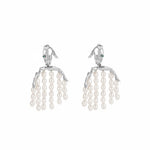 Brinco Paola Vilas em prata 925 de mão e corpo com cordões de pérolas