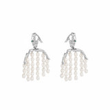 Brinco Paola Vilas em prata 925 de mão e corpo com cordões de pérolas