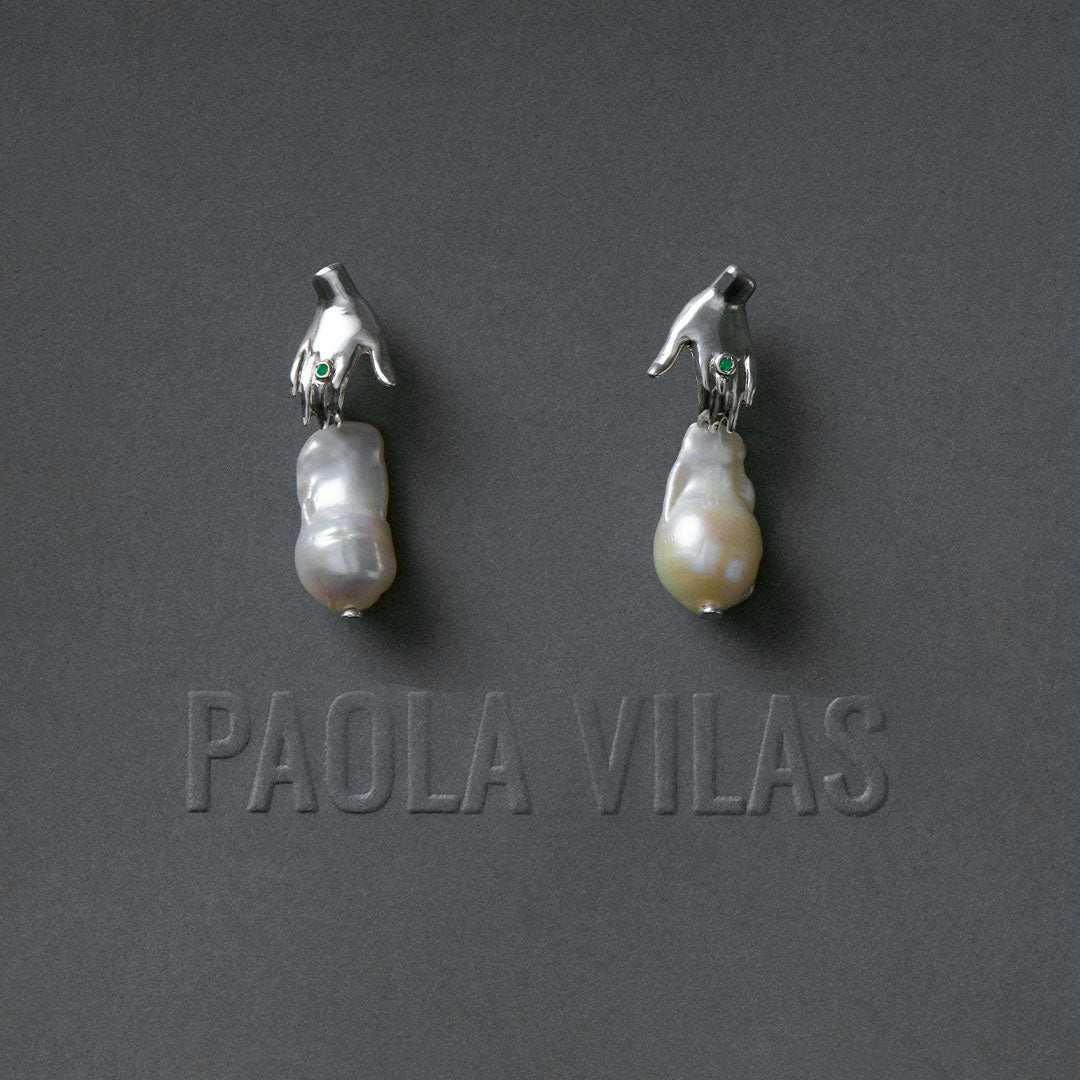 Brinco de mão em prata 925 adornada com esmeralda e pérola barroca