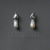 Brinco de mão em prata 925 adornada com esmeralda e pérola barroca