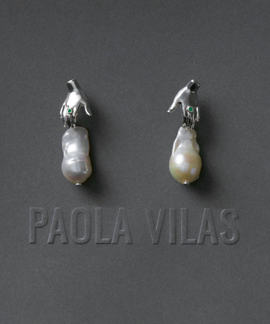 Brinco de mão em prata 925 adornada com esmeralda e pérola barroca