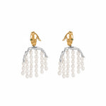 Brinco Paola Vilas em prata 925 e banho de ouro 18k de mão e corpo com cordões de pérolas