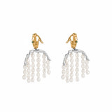 Brinco Paola Vilas em prata 925 e banho de ouro 18k de mão e corpo com cordões de pérolas