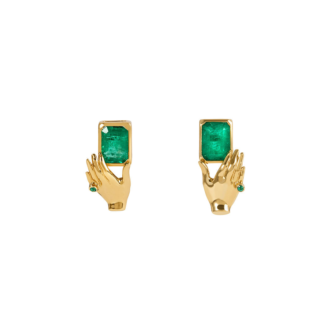 Brincos Paola Vilas de mãos em ouro 18k segurando esmeraldas retangulares