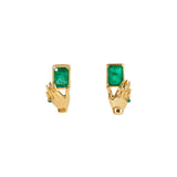 Brincos Paola Vilas de mãos em ouro 18k segurando esmeraldas retangulares