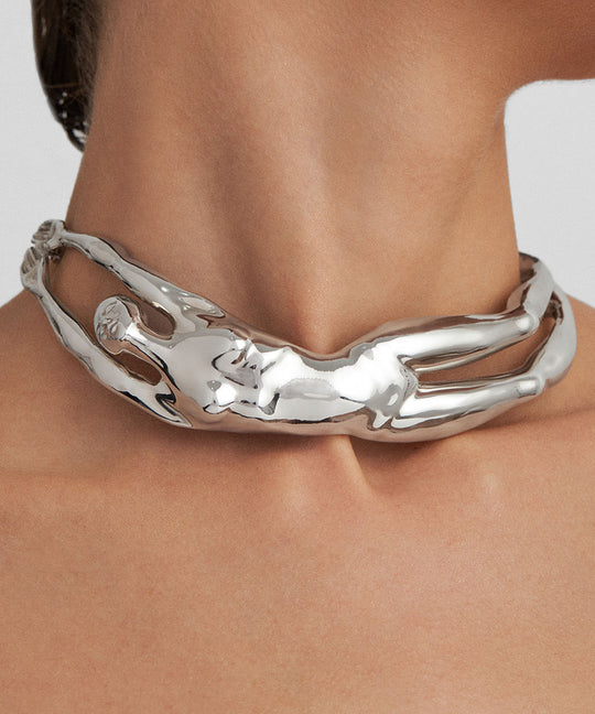 Modelo usando choker em prata 925 de corpo feminino