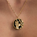 Modelo usando colar de signo de aquário em prata 925 com banho em ouro 18k