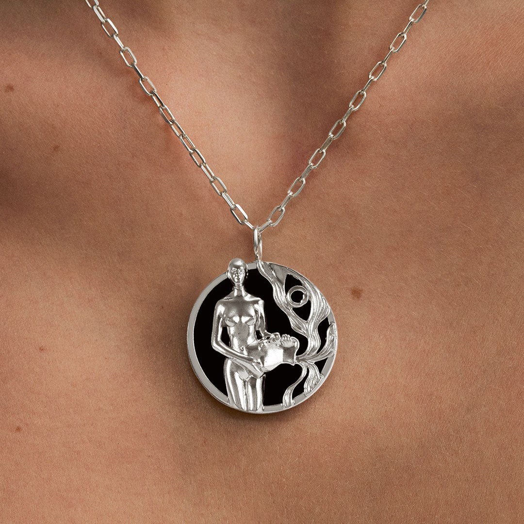 Modelo usando colar de signo de aquário em prata 925