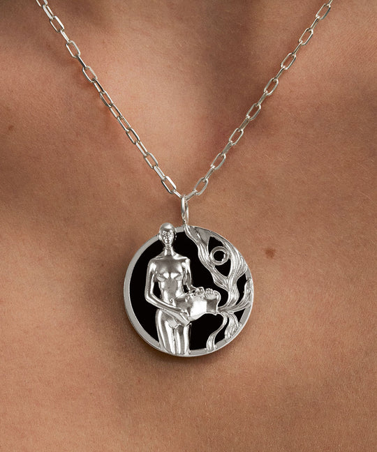 Modelo usando colar de signo de aquário em prata 925