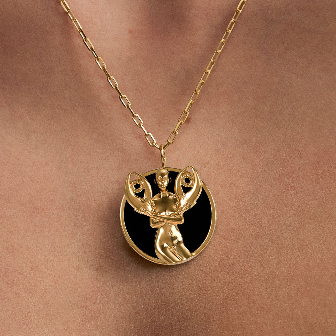 Modelo usando colar de signo de câncer em prata 925 com banho em ouro 18k