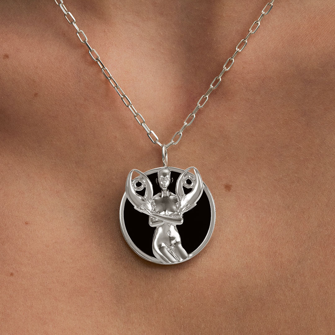 Modelo usando colar de signo de câncer em prata 925