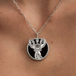 Modelo usando colar de signo de câncer em prata 925