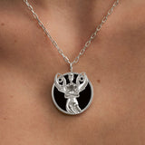 Modelo usando colar de signo de câncer em prata 925