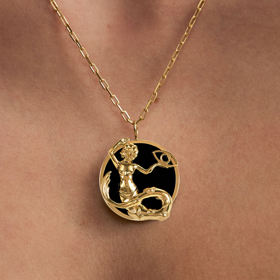 Modelo usando colar de signo de capricórnio em prata 925 com banho em ouro 18k