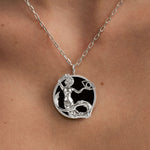 Modelo usando colar de signo de capricórnio em prata 925