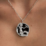 Modelo usando colar de signo de capricórnio em prata 925