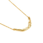 Colar em prata 925 com banho de ouro 18k Paola Vilas de corpo feminino pequeno