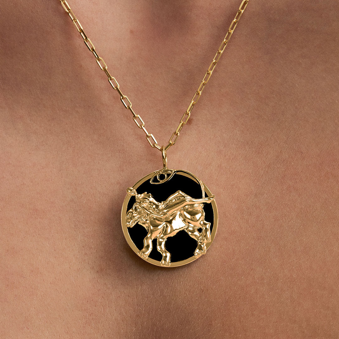 Modelo usando colar de signo de leão em prata 925 com banho em ouro 18k