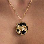 Modelo usando colar de signo de leão em prata 925 com banho em ouro 18k