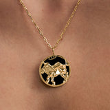 Modelo usando colar de signo de leão em prata 925 com banho em ouro 18k