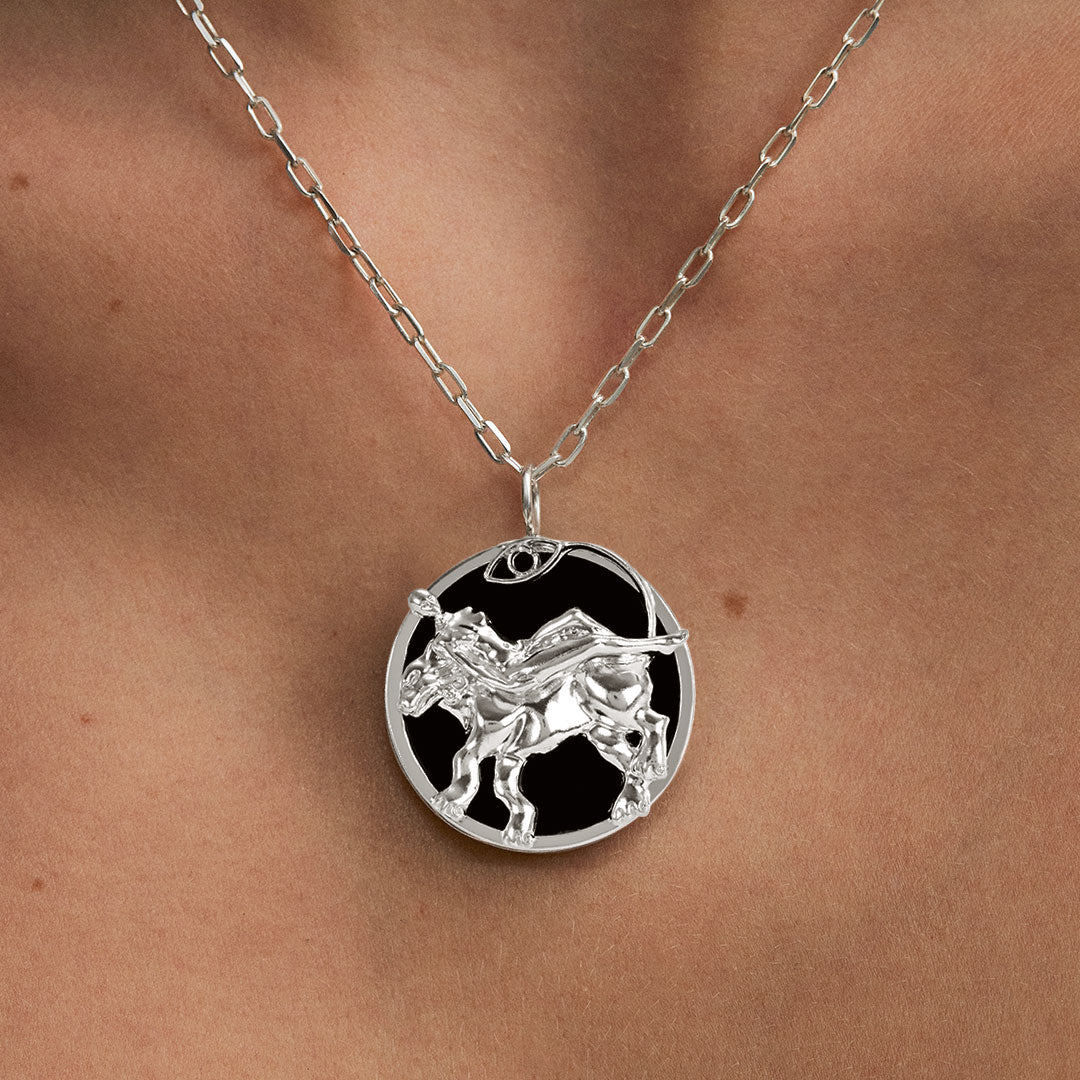 Modelo usando colar de signo de leão em prata 925