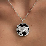 Modelo usando colar de signo de leão em prata 925