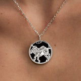 Modelo usando colar de signo de leão em prata 925