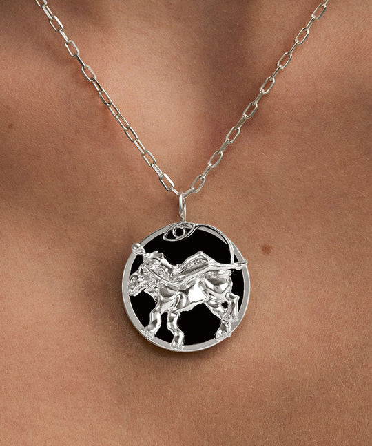 Modelo usando colar de signo de leão em prata 925