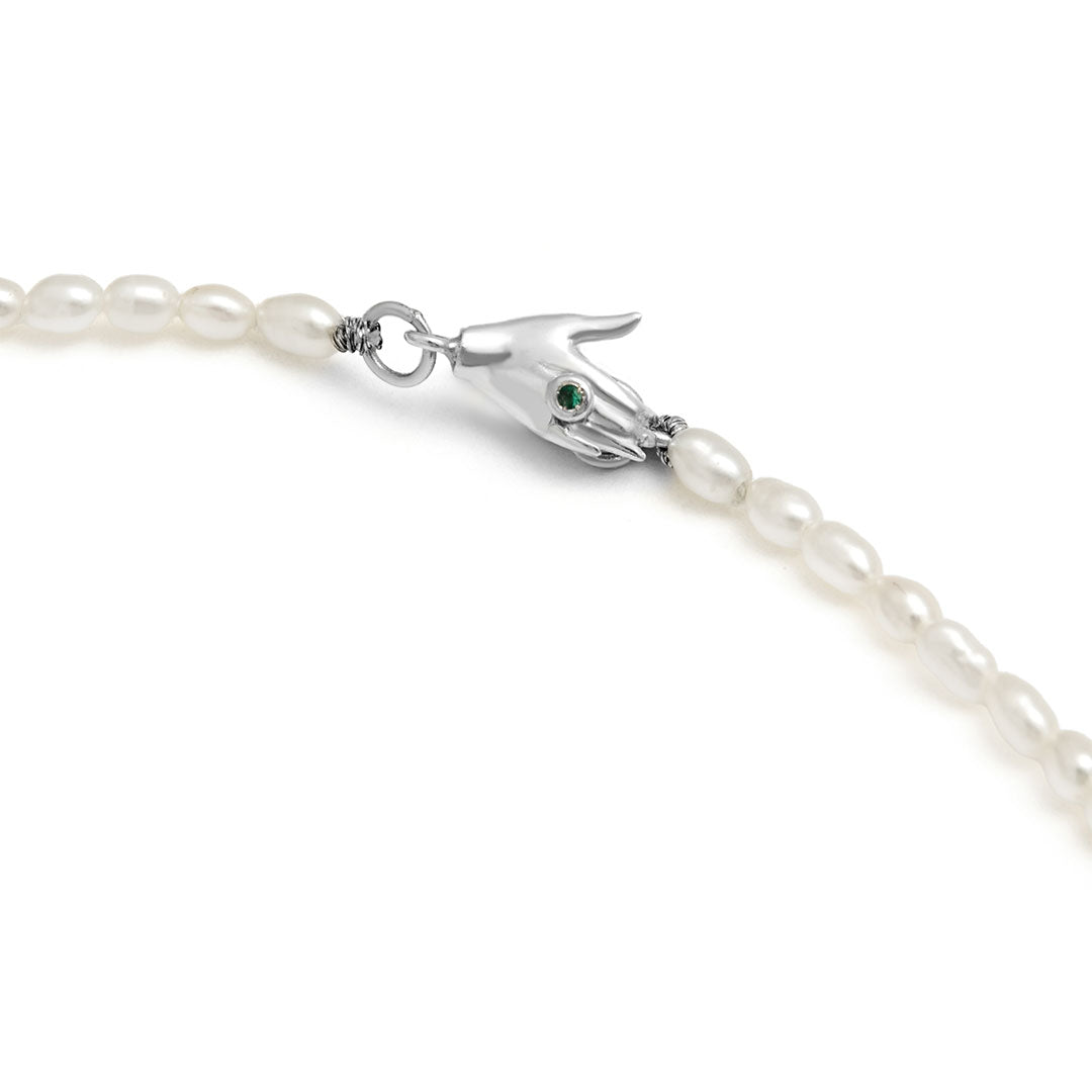 Colar Paola Vilas com fecho de mão em prata 925 adornado com esmeralda e pérolas