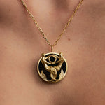 Modelo usando colar de signo de peixes em prata 925 com banho em ouro 18k