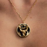 Modelo usando colar de signo de peixes em prata 925 com banho em ouro 18k