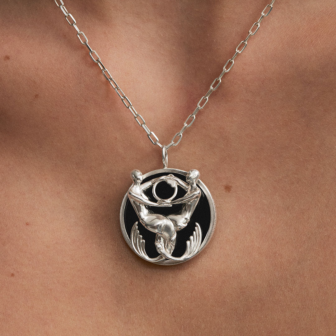 Modelo usando colar de signo de peixes em prata 925