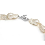 Colar Paola Vilas com mão em prata 925, esmeralda e pérolas barrocas